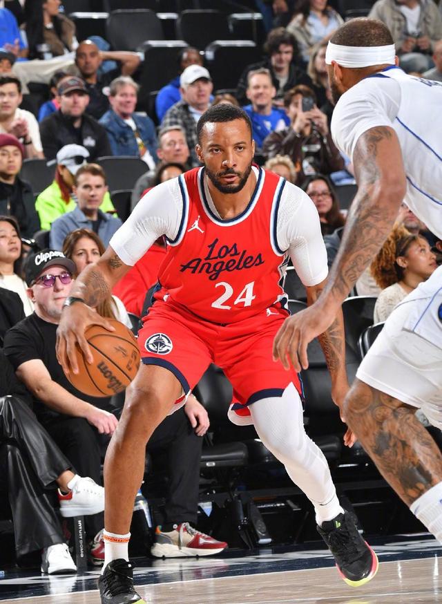 包含独行侠球员集体爆发，取得关键胜利的词条