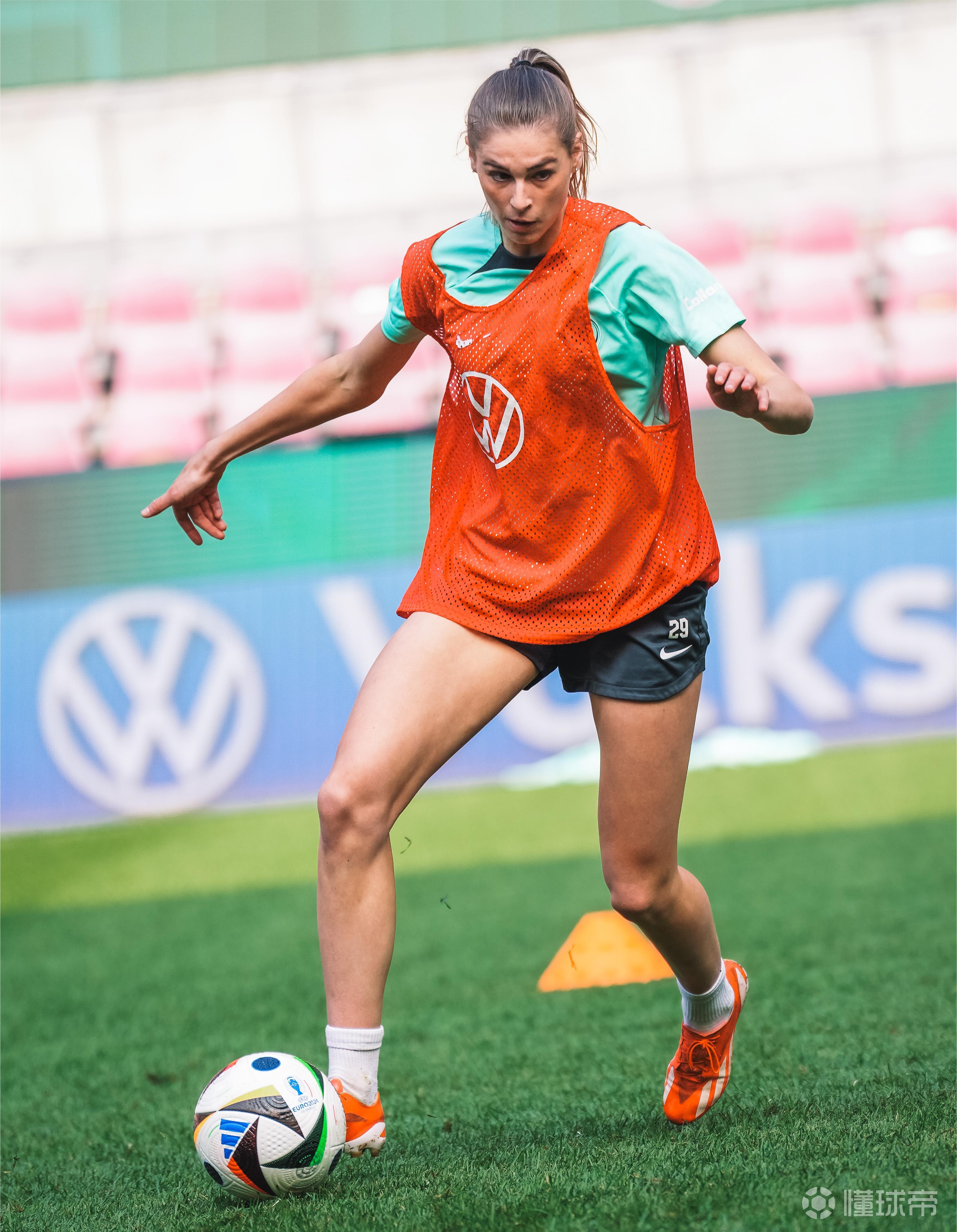 瑞士女足表现出色，称霸比赛赢得掌声