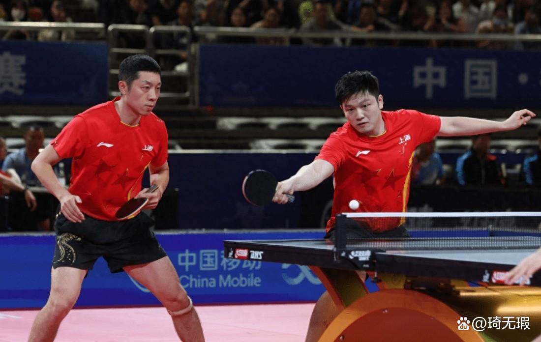 震撼!樊振东在羽毛球赛场险胜对手!